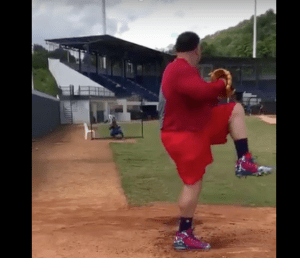 Colon esta calentando para lanzar por Las Águilas