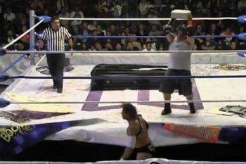 Luchador le lanza un block en la cabeza a su rival 