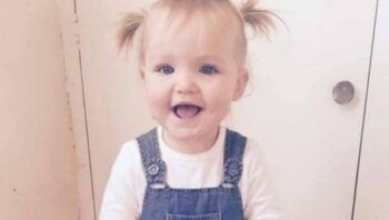 Ataron a su niña a una cama hasta dejarla morir