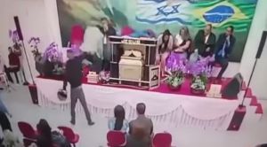 Video: Pastor evangélico salva su vida de milagro en una iglesia de Brasil