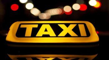 Sale borracho de una fiesta y pide un taxi sin acordarse que la fiesta fue en su casa