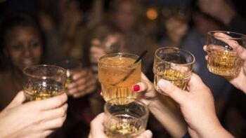 Los hombres borrachos sienten atracción por otros hombres, según estudio