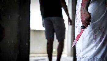 Una mujer corta el pene de un vecino que la acosaba.