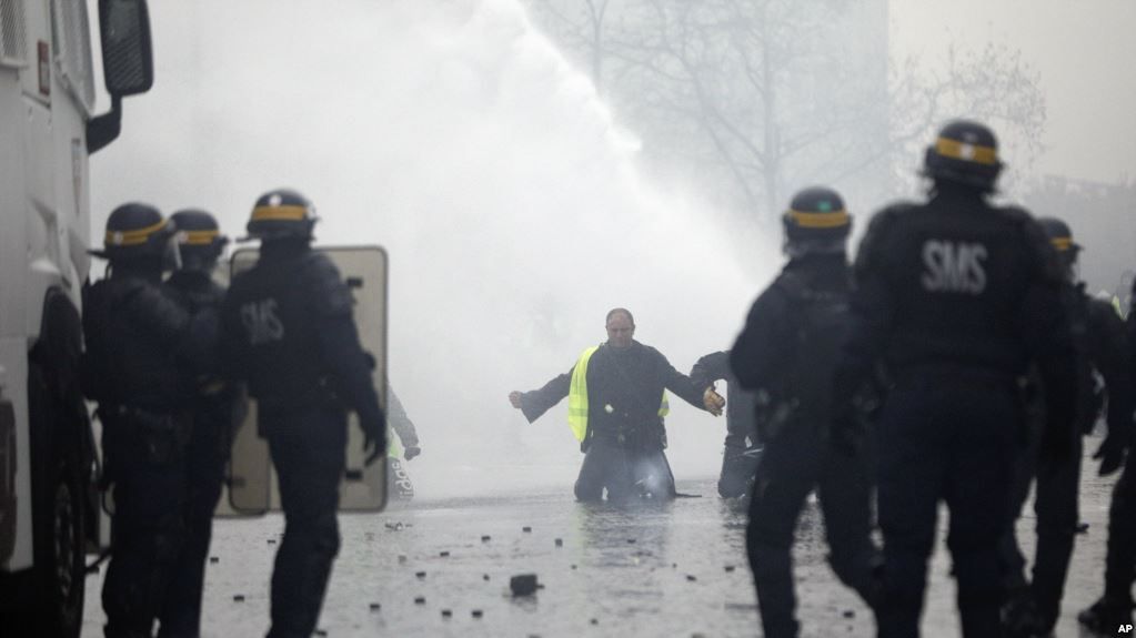 Francia: Choque entre Policía y manifestantes en París deja 107 detenidos