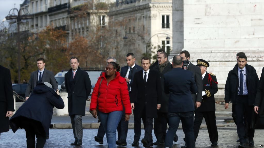 Macron recorre Arco del Triunfo tras violentas protestas en París
