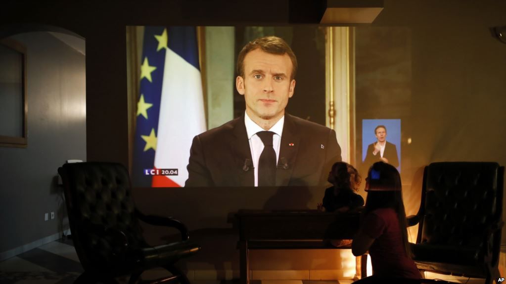 Macron condena violencia y promete alivio económico