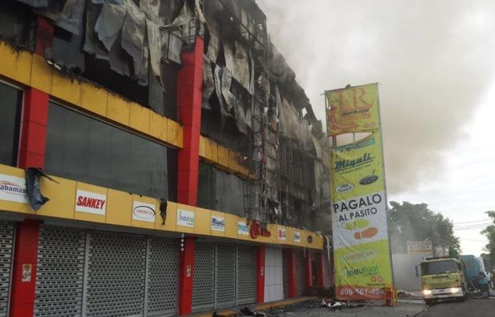 Incendio destruye tienda de muebles en Herrera