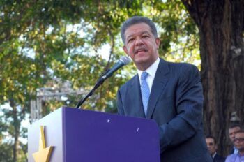 Leonel Fernández modelo informal del comercio debe ser transformado