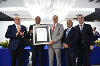 José Ramón Peralta recibe reconocimiento como “Gran Propulsor de las Empresas de Zonas Francas”