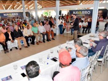 Andrés Navarro continúa consulta en busca de la candidatura presidencial del PLD