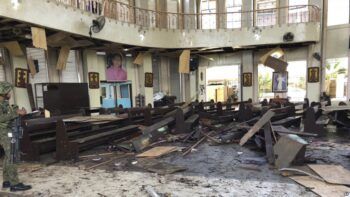 Filipinas promete «aplastar» a responsables de ataque terrorista a iglesia