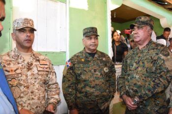 Presidente Medina asciende a dos soldados que actuaron en incidente en la frontera