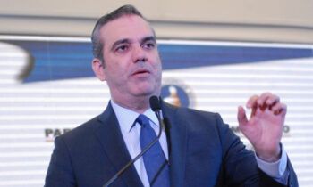 Abinader dice impuesto a celulares entra en contradicción con la anunciada estrategia del Gobierno de reducir la brecha digital