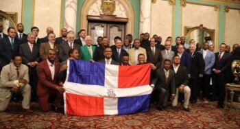 Danilo Medina entrega Bandera Nacional a las Estrellas Orientales