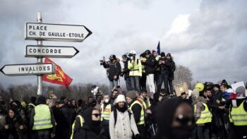 Manifestante francés sufre una lesión en la mano en París