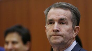 Gobernador de Virginia pide una oportunidad y dice que no renunciará