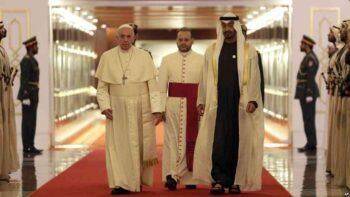 El papa llega a Abu Dabi en visita a Emiratos
