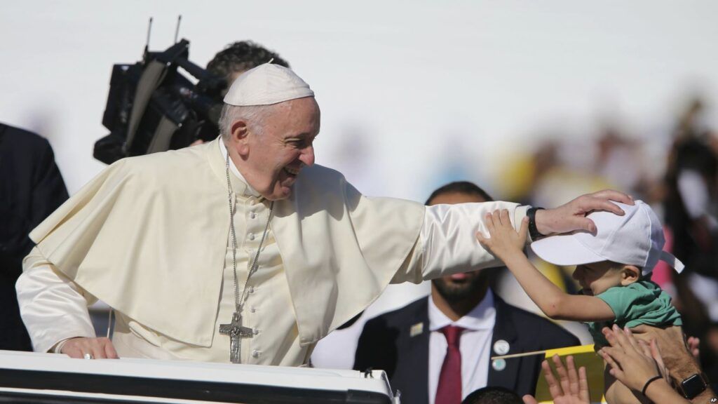 Papa Francisco llegó a Kazajistán para una visita de tres días