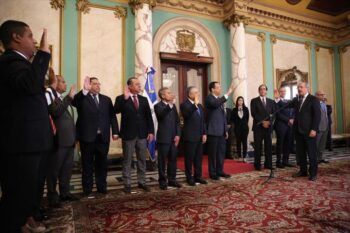 Presidente Medina juramenta nuevos funcionarios designados bajo decreto 71-19