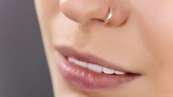 Joven queda paralitica luego de realizarse un piercing en la nariz