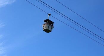 Teleférico se rompe y quedan varias personas atrapadas