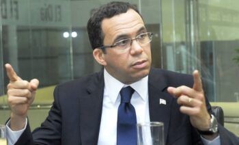 Navarro ordena retirar vallas que promovían sus aspiraciones presidenciales