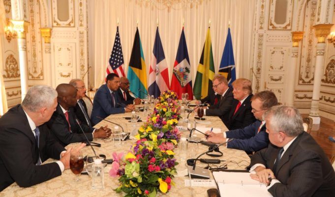 Presidente Donald Trump llega a Mar-a-Lago para reunión con gobernantes caribeños