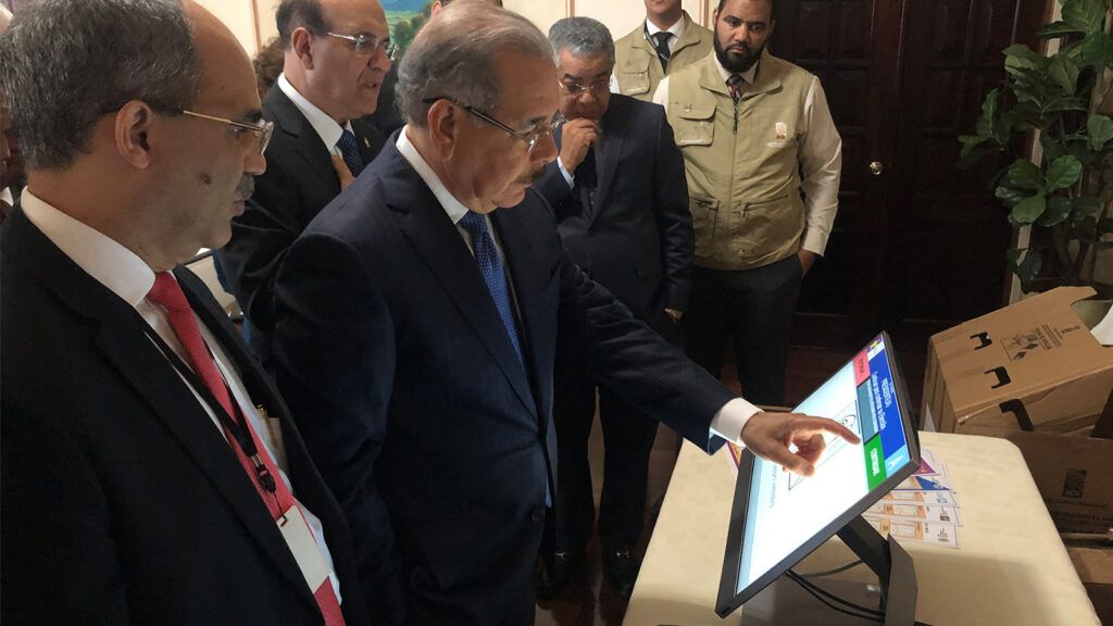VIDEO: Presidente Danilo Medina recibe explicaciones sobre sistema votación automatizada