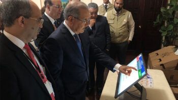 VIDEO: Presidente Danilo Medina recibe explicaciones sobre sistema votación automatizada