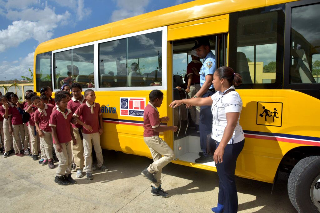 Gobierno entrega autobús a estudiantes en San Francisco de Macorís