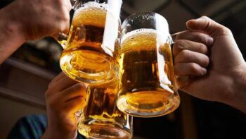 Consumo de alcohol podría acelerar la aparición del alzhéimer