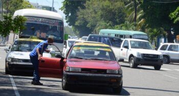 Choferes se verían obligados a revisar tarifa de pasajes si continúa aumento de combustibles