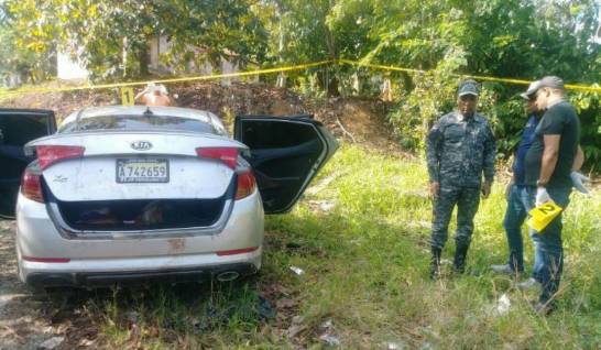 Encuentran muertas tres personas dentro de un carro en La Vega