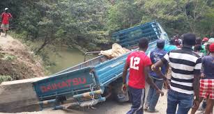 Un niño muere y dos persona heridos al ser embestidos por camión en Dajabón