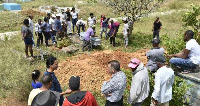 Sacan de la tumba hombre creyendo que estaba vivo