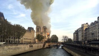 Se incendia la catedral de Notre Dame de París