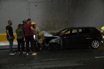 Se incendia carro en el túnel de Las Américas