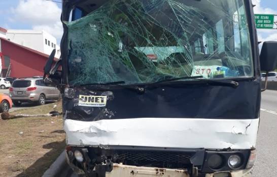 Ocho heridos en Las Américas tras accidente