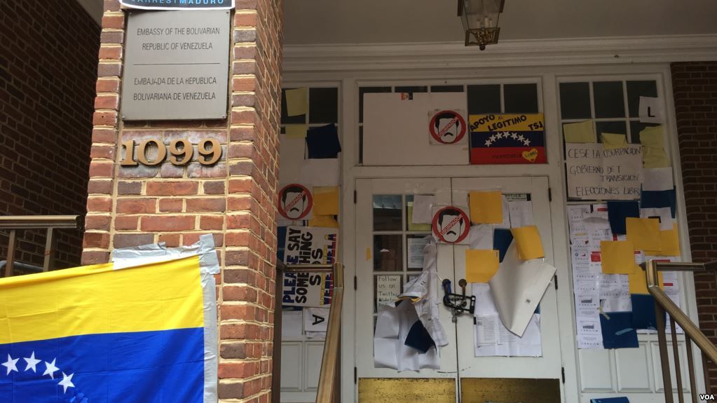 Corte de electricidad intensifica la lucha por embajada de Venezuela en Washington