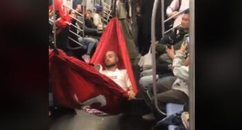 Pasajero se pasa pasao en vagón del Subway de NYC