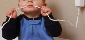 Muere bebé al morder cargador de celular