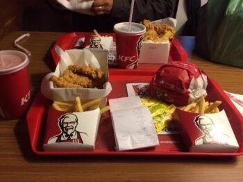 Comió dos años gratis en KFC haciéndose pasar por inspector de calidad