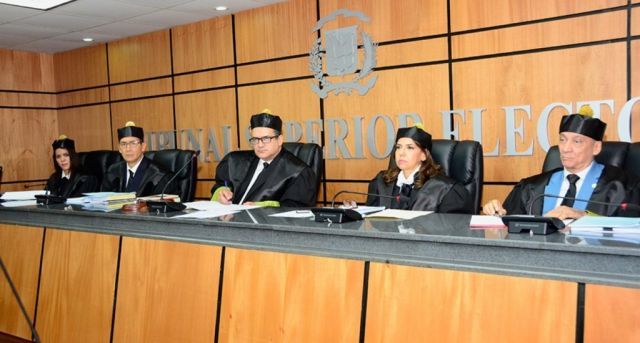 TSE se declara incompetente para conocer amparo preventivo contra voto de arrastre
