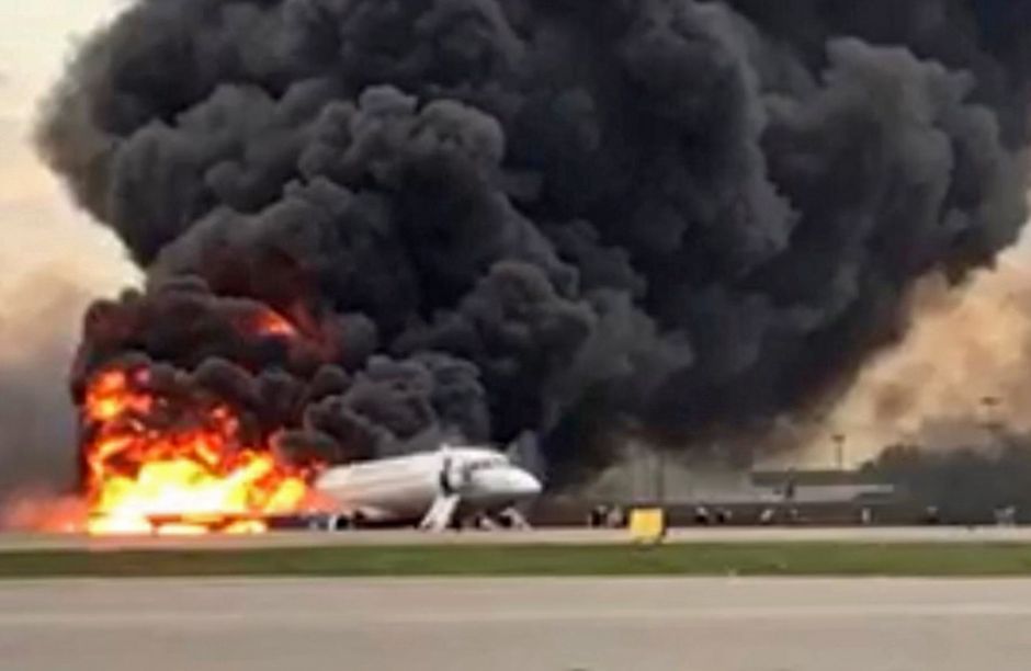 41 muertos tras incendiarse avión en Rusia