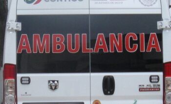 Se vuelca ambulancia que llevaba accidentado y deja varios heridos