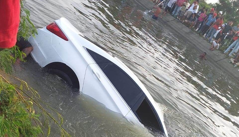 Carro cae a canal de riego