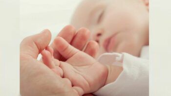 Infante contrae herpes por un beso