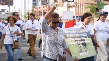 Religiosos marchan contra política de género del Ministerio de Educación