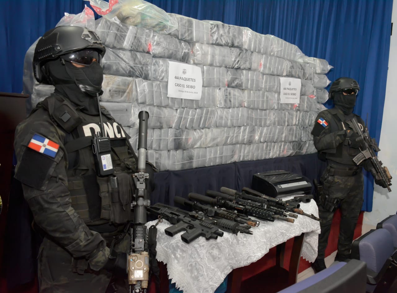 Autoridades dominicanas decomisan droga y arsenal de armas de alto calibre en el Seibo