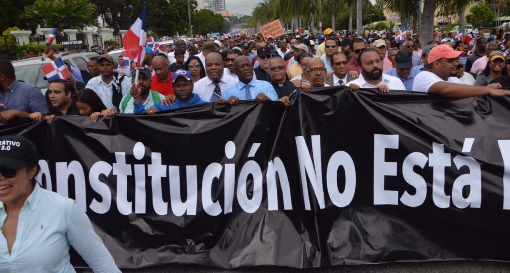 Cientos de opositores a reforma constitucional protestan cerca del Congreso Nacional